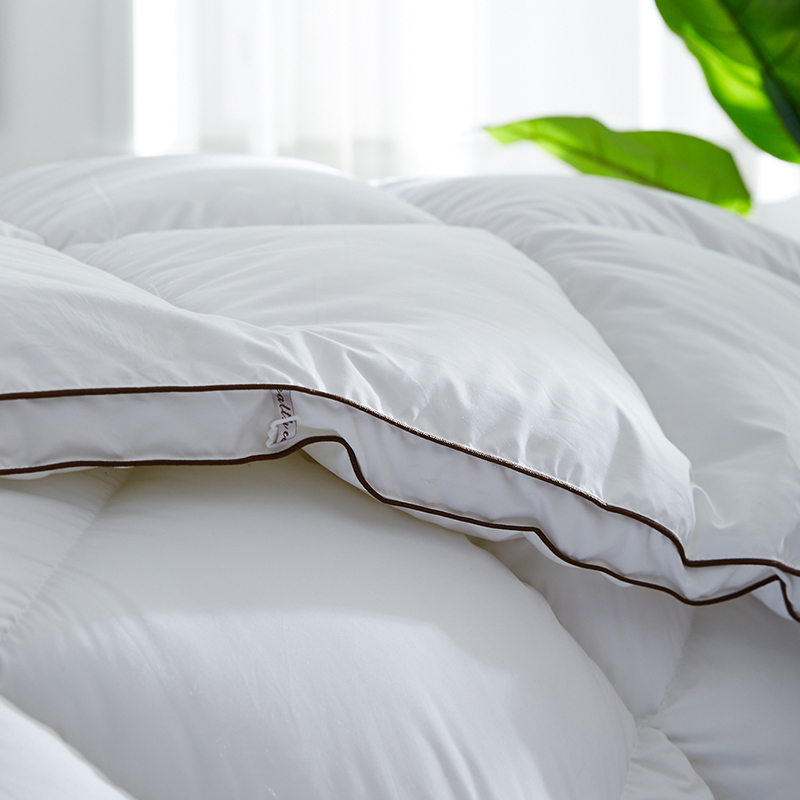 পাইপিং 100% তুলা সহ ডাক ডাউন উষ্ণ নরম ডুভেট পাইপিং 100% তুলা সহ ডাক ডাউন উষ্ণ নরম ডুভেট
