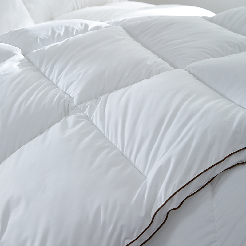 পাইপিং 100% তুলা সহ ডাক ডাউন উষ্ণ নরম ডুভেট পাইপিং 100% তুলা সহ ডাক ডাউন উষ্ণ নরম ডুভেট