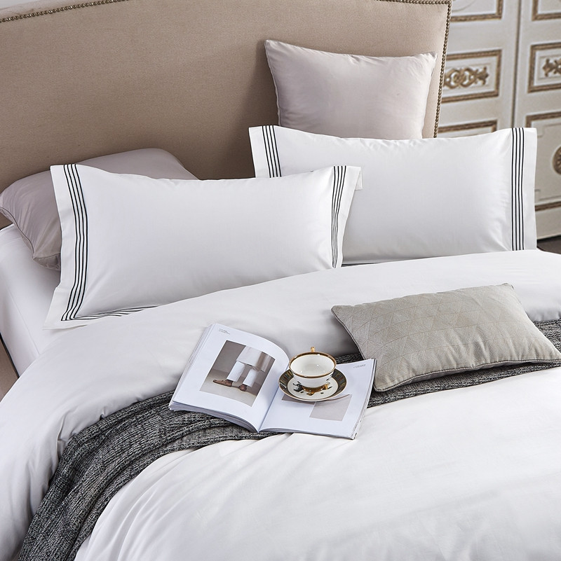 ফোর লাইন এমব্রয়ডারি ডুভেট কভার 100% কটন হোয়াইট 300TC বেডিং শীট সেট ফোর লাইন এমব্রয়ডারি ডুভেট কভার 100% কটন হোয়াইট 300TC বেডিং শীট সেট